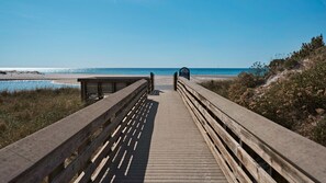 Beach nearby - Pet Friendly Beach Home, 2 Mins to Beach & Eastern Lake + Free Tickets! (Santa Rosa Beach)