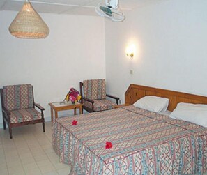 Habitación básica | Escritorio, cuna de viaje, ropa de cama