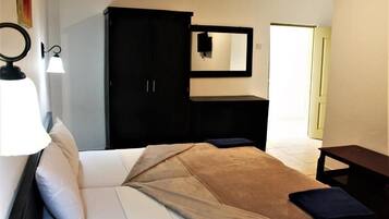 Comfort Room | Desk, travel crib, bed sheets