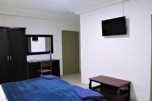 Comfort-Zimmer | Schreibtisch, Reisekinderbett, Bettwäsche