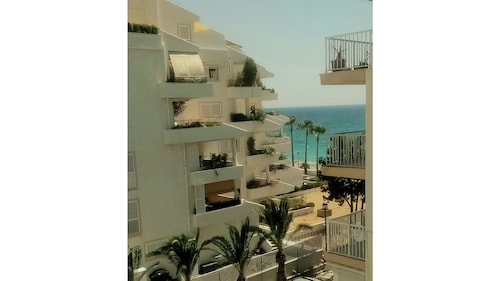 Front line apartment with private access to the beach