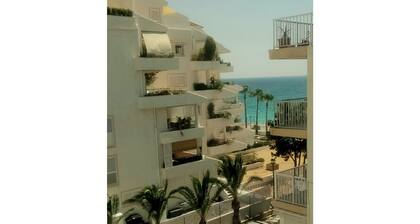 Front line apartment with private access to the beach