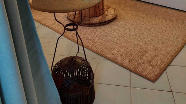 A modern living room with a sofa, two round tables, a decorative lamp, and a painting on the wall. - apartment with little garden five minutes walk from the beach (Trinità DAgultu e Vignola)