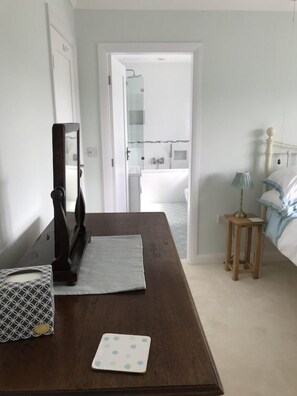 3 slaapkamers, een strijkplank/strijkijzer, reisbedje, gratis wifi