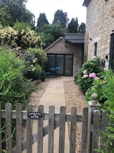 Central Modern open plan house 3 ensuite bedrooms, dog friendly.