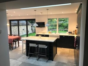 冰箱、微波炉、烤箱、炉灶