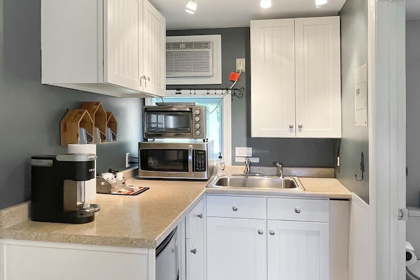 Fridge, microwave, oven, coffee/tea maker