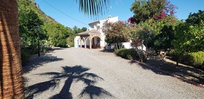 المنطقة المحيطة بالمنشأة