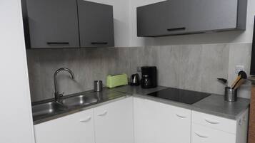 Geladeira, micro-ondas, cooktop, cafeteira/chaleira