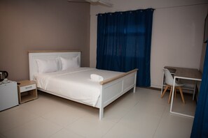 Muebles diferentes, escritorio y ropa de cama 