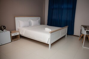 Habitación individual básica | Muebles diferentes, escritorio y ropa de cama 