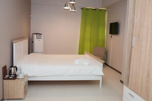 Habitación doble Confort, 1 habitación, vista a la ciudad | Muebles diferentes, escritorio y ropa de cama 
