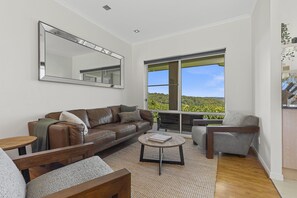 Smart TV, fireplace, books - Luxurious Scenic Escape in Maleny (Maleny)