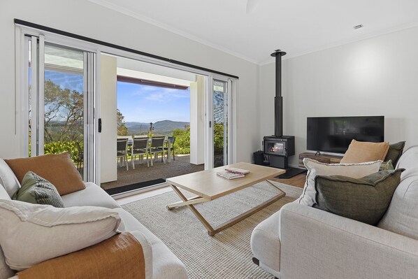 Smart TV, fireplace, books - Luxurious Scenic Escape in Maleny (Maleny)