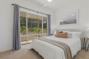 4 bedrooms, iron/ironing board, free WiFi, bed sheets - Luxurious Scenic Escape in Maleny (Maleny)