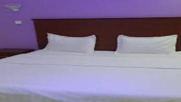 Zimmersafe, Verdunkelungsvorhänge, Bügeleisen/Bügelbrett