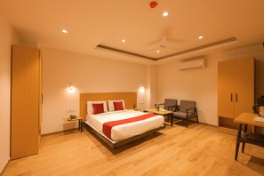 Super Deluxe Room with Free WiFi | Premium bedding, down comforters, memory foam beds, desk - Hotel Grand Tashree (New Delhi)
