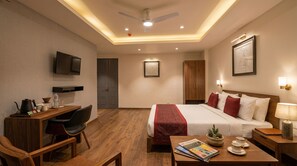 頂級雙人房 | 高級寢具、羽絨被、記憶床墊、書桌