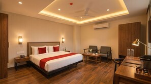 Phòng đôi Grand | Bộ đồ giường cao cấp, chăn bông, nệm cao su hoạt tính (memory foam) 