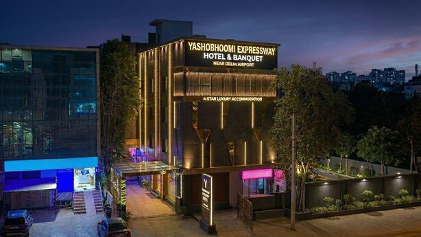 A 4-star luxury hotel named Yashobhoomi Expressway Hotel & Banquet near Delhi Airport. - Yashobhoomi Airport Hotel Grand Tashree (New Delhi)