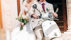 A wedding couple on a white scooter, with the bride holding a bouquet. - Il Cuore del Lago in Varenna (Varenna)