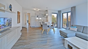 Eine moderne Wohnung mit Küche, Essbereich und Wohnzimmer.