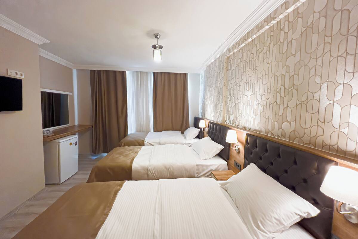 Deluxe Triple Room 3 Single Beds | 埃及棉床单、高档床上用品、Select Comfort 床、笔记本电脑工作区
