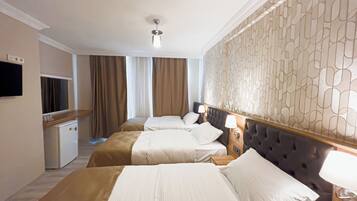 Deluxe Triple Room 3 Single Beds | 埃及棉床单、高档床上用品、Select Comfort 床、笔记本电脑工作区