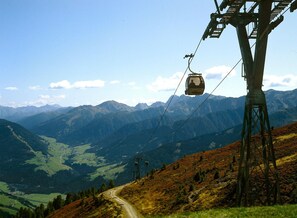 Un sistema de teleférico con un paisaje montañoso al fondo.