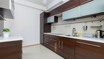 Microwave, dishwasher, cookware/dishes/utensils