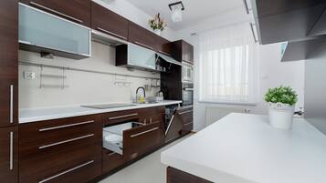 Microwave, dishwasher, cookware/dishes/utensils