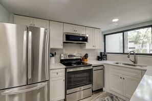 冰箱、微波炉、炉灶、洗碗机