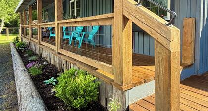 Comfort Elevated • Hot Tub • King Suite • Direct Trail Access • In Town • WiFi