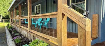 Comfort Elevated • Hot Tub • King Suite • Direct Trail Access • In Town • WiFi