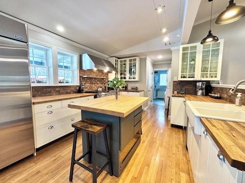 Comfort Elevated • Hot Tub • King Suite • Direct Trail Access • In Town • WiFi