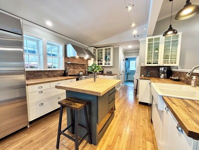 Comfort Elevated • Hot Tub • King Suite • Direct Trail Access • In Town • WiFi