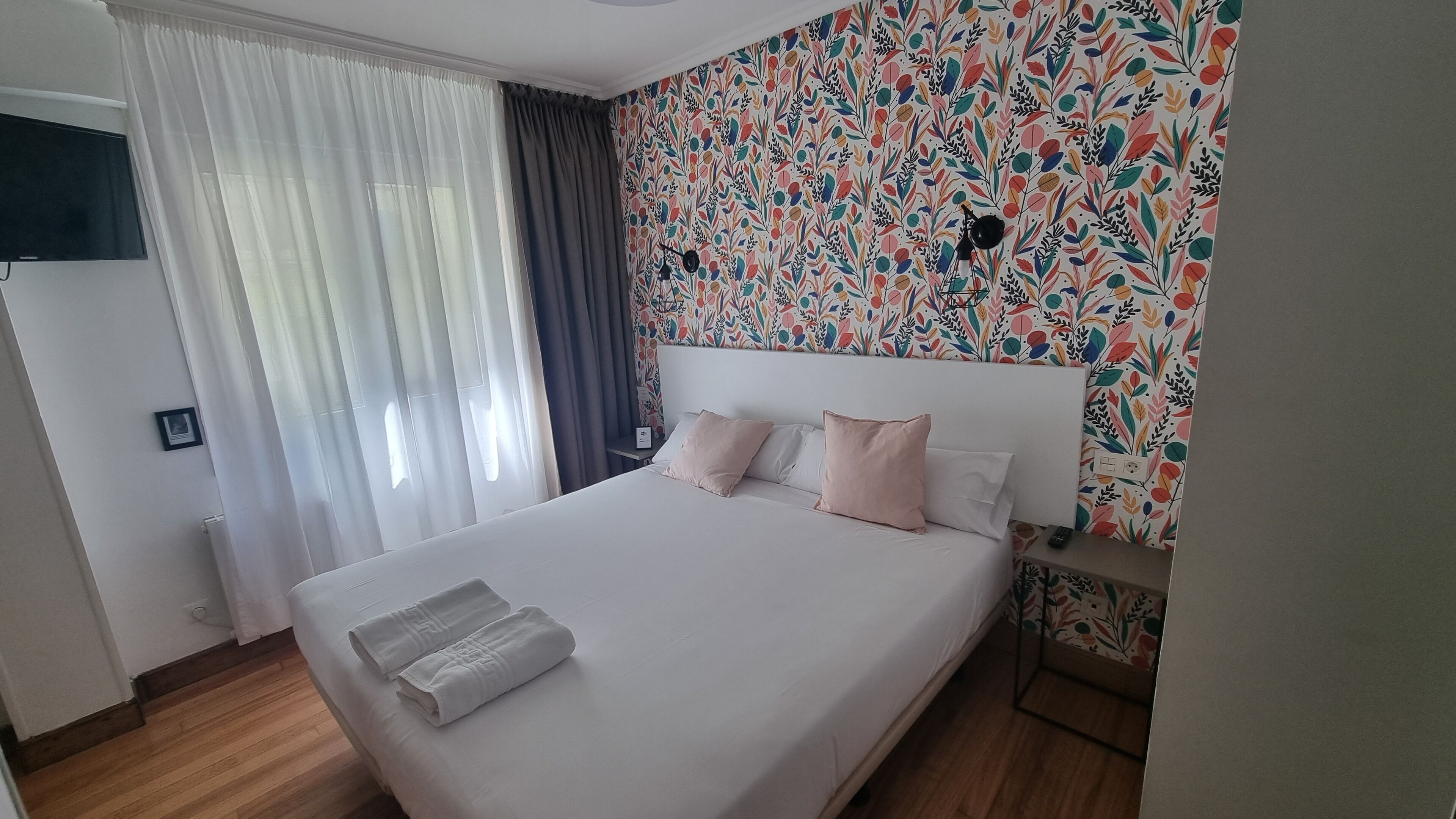 Minibar, free WiFi, bed sheets