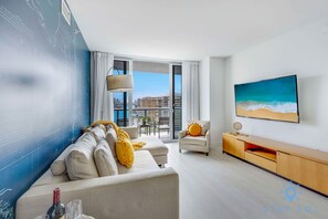 TV, offices - 1 Near Beach 1BR Stylish Apartment. (Hallandale Beach)