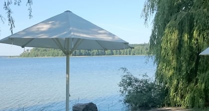 Ferienwohnung Seeblick mit Seeterrasse, Strand, Steg, Bootsliegeplatz