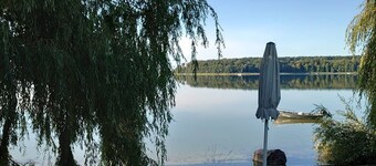 Lake view vacation apartment with lake terrace, beach, jetty, boat mooring
