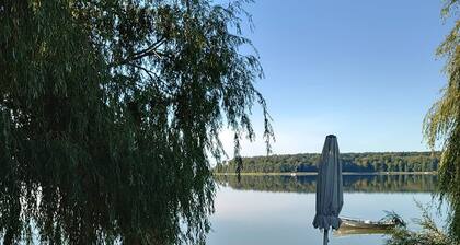 Lake view vacation apartment with lake terrace, beach, jetty, boat mooring