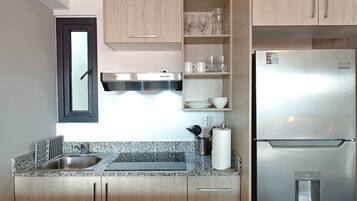 KylskÄp, mikrovÄgsugn, spishÀll och kaffe- och tebryggare