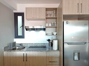 Kjøleskap, mikrobølgeovn, kokeplater og kaffetrakter/tekoker