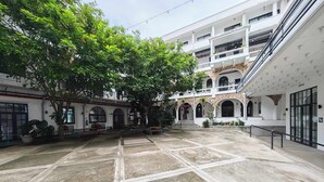 A courtyard with a central open space, surrounded by buildings with arched windows and a stone facade. - w* | Bright Loft in Santa Ana w/ AC (Panamá)