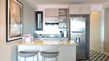 Køleskab, mikrobølgeovn, kogeplade, kaffe-/temaskine