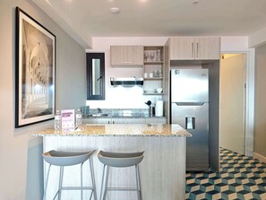 Køleskab, mikrobølgeovn, kogeplade, kaffe-/temaskine