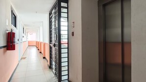 A corridor with a fire extinguisher, a metal gate, and an elevator. - w* | Bright Loft in Santa Ana w/ AC (Panamá)