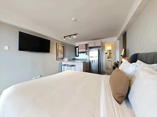 w* | Bright & Modern Loft w/ AC in Santa Ana