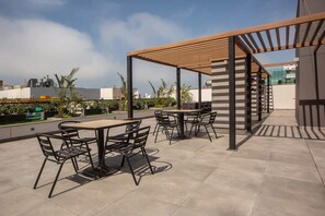 Outdoor dining - w* | Lively 2BR in Miraflores (Miraflores)