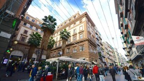 A busy street with pedestrians, outdoor cafes, and historic buildings. - Suitequarantotto CURS CIN IT063049C2Z4YC4Q9U  (Napoli)